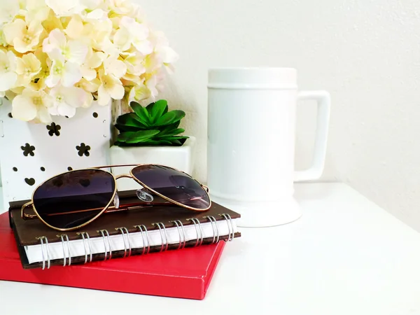 Stoh notebook s umělých rostlin a sluneční brýle — Stock fotografie