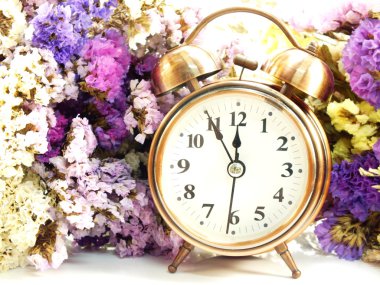 buket arka plan bahar çalar saat ile saat ve yapay çiçekler