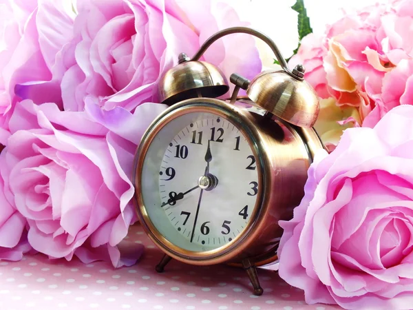 Άνοιξη χρόνο με το ρολόι συναγερμών και τεχνητά λουλούδια μπουκέτο φόντο — Φωτογραφία Αρχείου