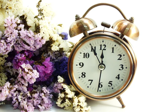 Buket arka plan bahar çalar saat ile saat ve yapay çiçekler — Stok fotoğraf