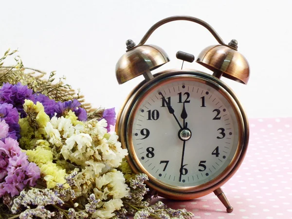 Printemps avec réveil et fond de bouquet de fleurs artificielles — Photo