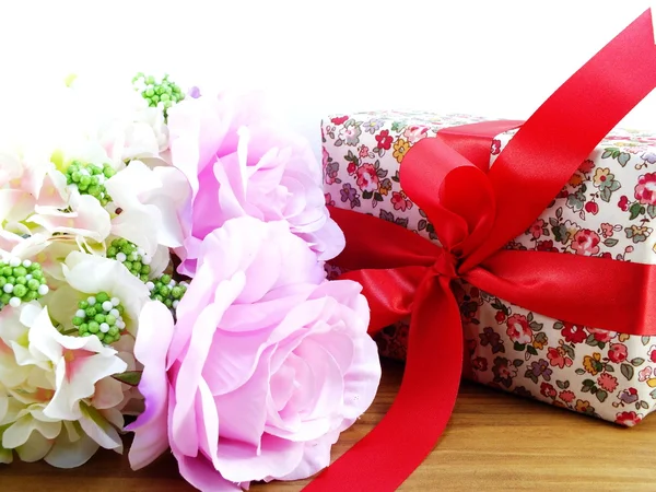 Gift box and beautiful flowers bouquet with space for copy — Stock Photo, Image