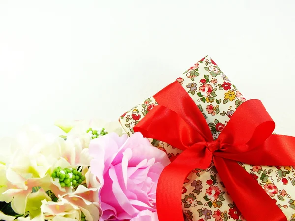 Presentförpackning och vackra blommor bukett med plats för kopia — Stockfoto