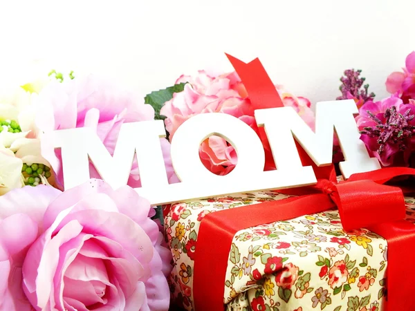 Word text mom and flower bouquet mothers day concept — Stock Photo, Image