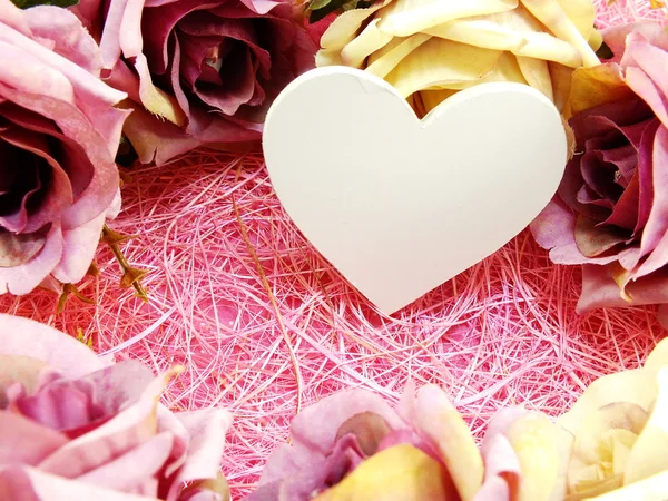 Cuore simbolo decorazione con rose artificiali fiore utilizza per San Valentino — Foto Stock