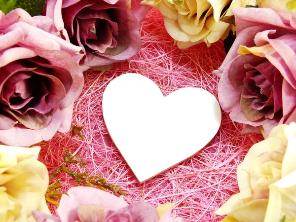 Dekorace srdce symbolem s umělé růže květ používá pro valentinky den — Stock fotografie