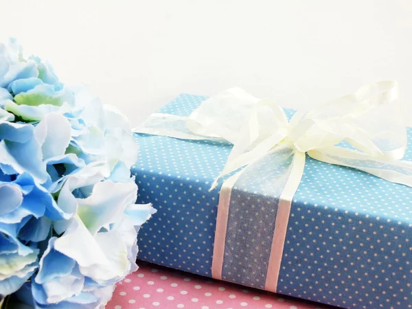Подарункова коробка з прикрасою лука використовується для різноманітних свят — стокове фото