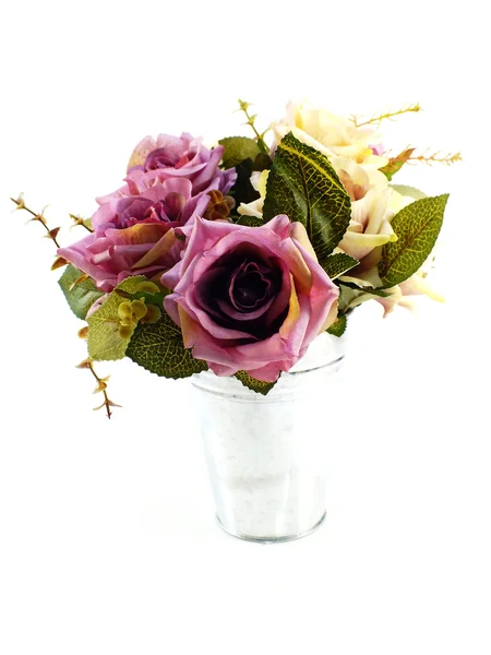 Fausses roses dans un vase en fer sur fond blanc — Photo