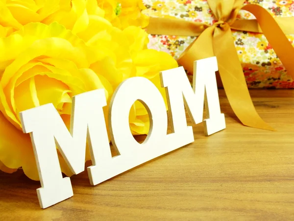 Word text mom and flower bouquet mothers day concept — Stock Photo, Image