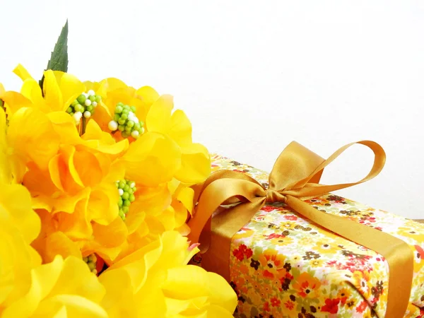 Подарункова коробка представлена жовтим кольором тону — стокове фото