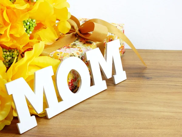 Word text mom and flower bouquet mothers day concept — Stock Photo, Image