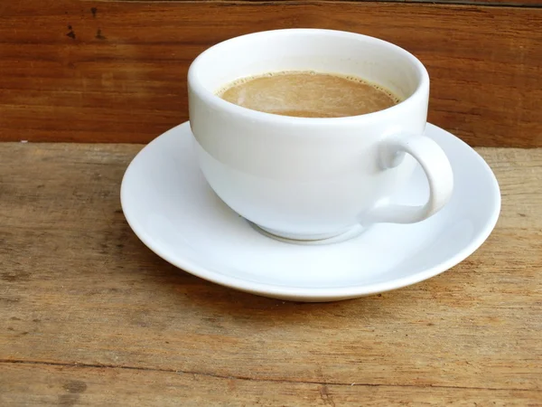 Tasse de café sur un fond de table en bois — Photo