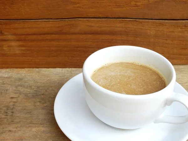 Tasse de café sur un fond de table en bois — Photo