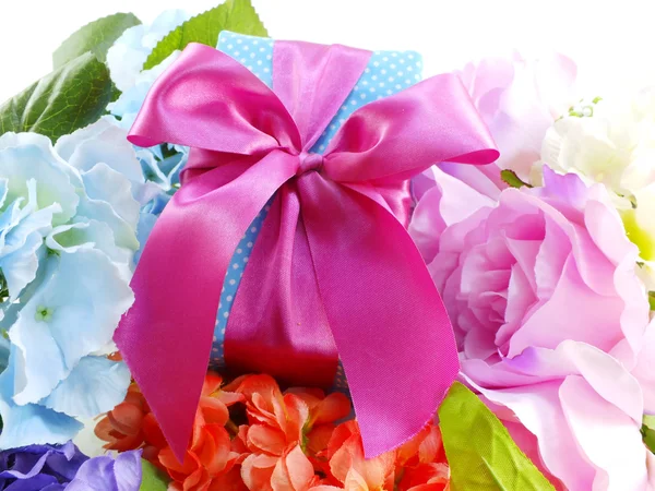 Regalo scatola presente con fiocco nastro rosa e bellissimi fiori colorati sfondo — Foto Stock