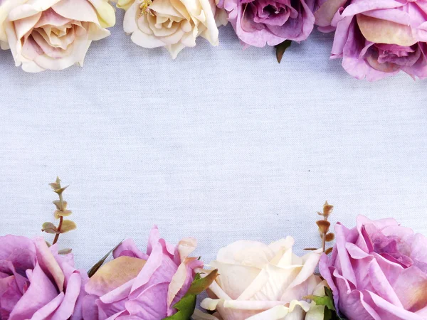 人工紫色玫瑰花朵亚麻复制空间边框背景 — 图库照片