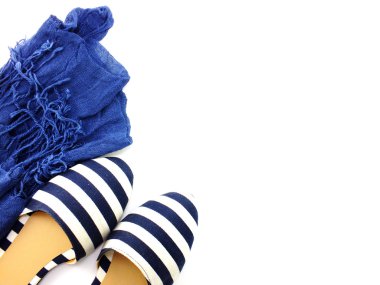 kadının rahat kıyafetler ve aksesuarlar beyaz arka plan üzerinde