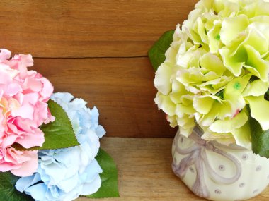 ahşap masaya yapay ortanca çiçek