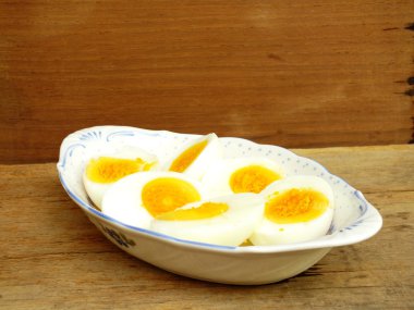 haşlanmış yumurta levha ve ahşap arka plan üzerinde kapat