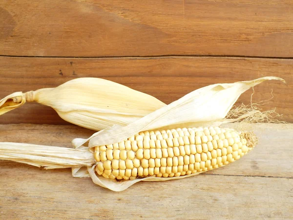 Суха кукурудза на дерев'яному фоні — стокове фото