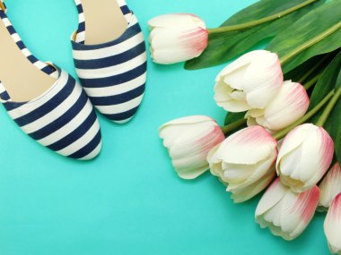 kadın daire Ayakkabı ve Lale çiçek yeşil zemin üzerine