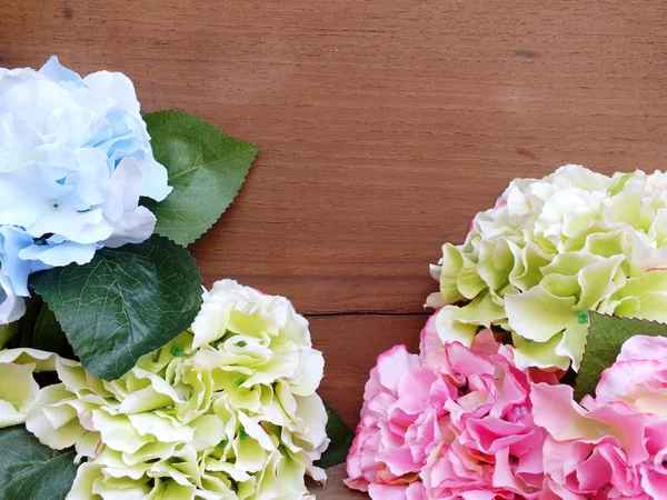 Buquê de flores de hortênsia com fundo de madeira — Fotografia de Stock