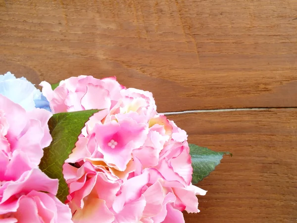 Ramo de flores de hortensias con fondo de madera —  Fotos de Stock
