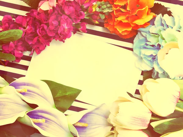 Elegáns márka makett virágok megjelenítéséhez a műalkotások vintage szűrővel befest háttér — Stock Fotó