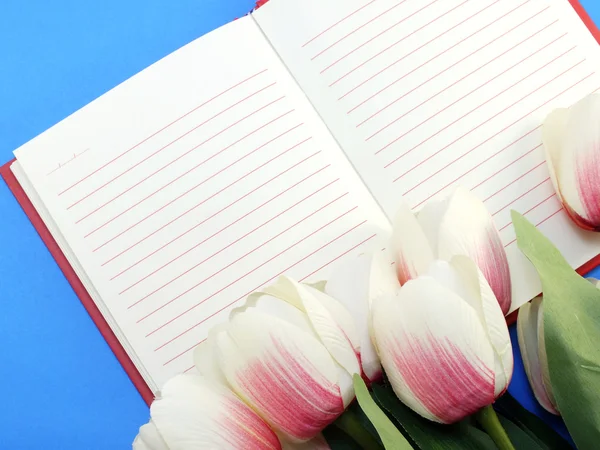 Spusťte Poznámkový blok a krásná růžová Tulipán umělé květiny kytice — Stock fotografie