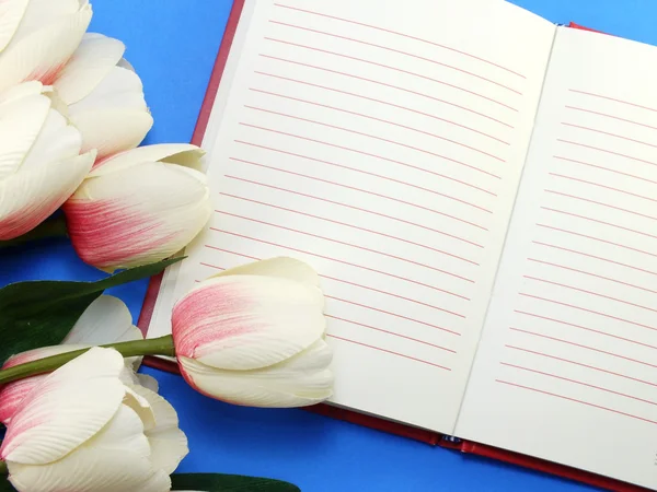 Spusťte Poznámkový blok a krásná růžová Tulipán umělé květiny kytice — Stock fotografie