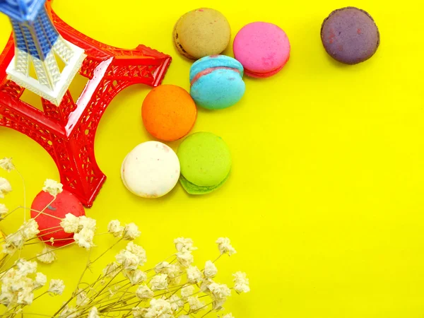 Macaroons franceses com flor seca e cópia espaço fundo — Fotografia de Stock