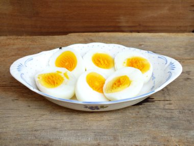 haşlanmış yumurta levha ve ahşap arka plan üzerinde kapat