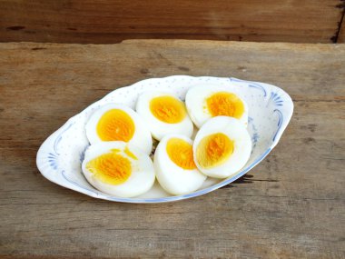 haşlanmış yumurta levha ve ahşap arka plan üzerinde kapat