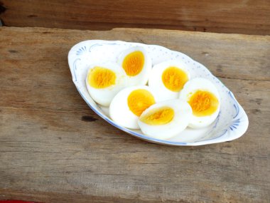 haşlanmış yumurta levha ve ahşap arka plan üzerinde kapat