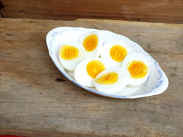 haşlanmış yumurta levha ve ahşap arka plan üzerinde kapat