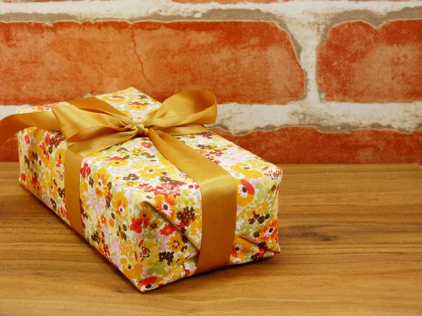 Przedstawienie pudełko na prezent i kwiaty sztuczne bukiet — Zdjęcie stockowe