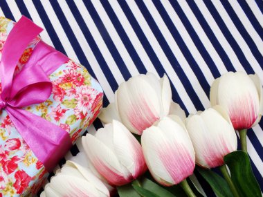 mevcut yapay buket hediye kutusu ve çiçekler