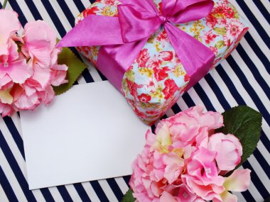 mevcut yapay buket hediye kutusu ve çiçekler