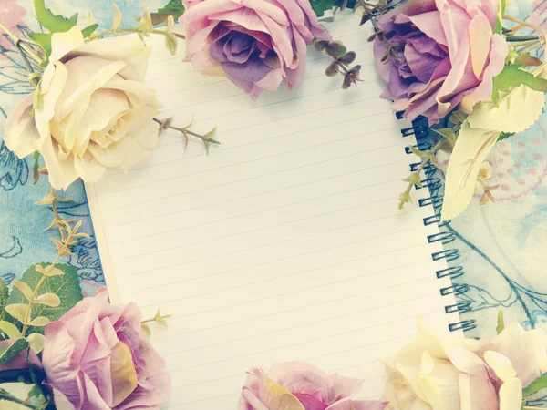 Fondo cuaderno con ramo de flores filtros vintage — Foto de Stock