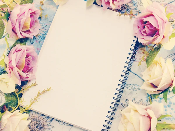Notebook pozadí s kyticí květin vintage filtrů — Stock fotografie
