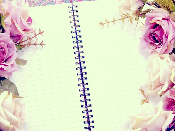 Tle notebook z bukietem kwiatów filtry vintage — Zdjęcie stockowe