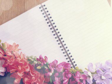 ahşap arka plan üzerinde pembe çiçekli boş defter günlüğü