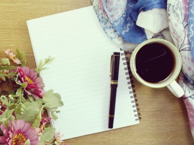 kopya alanı ile kahve Kupası ve çiçek Üstten Görünüm