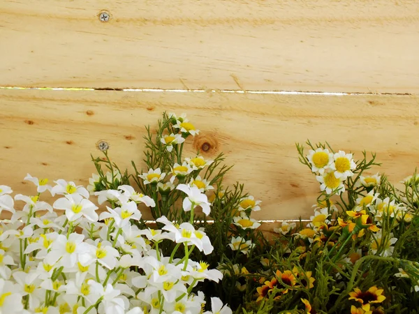Rama de flores artificiales sobre fondo de madera —  Fotos de Stock