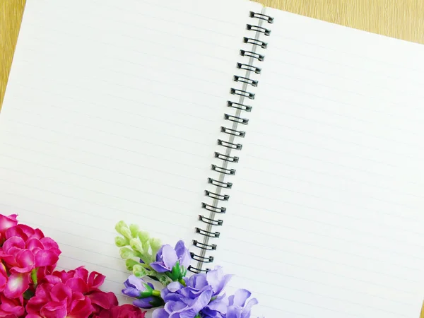 Deník prázdný poznámkového bloku s růžovou květinou na dřevěné pozadí — Stock fotografie