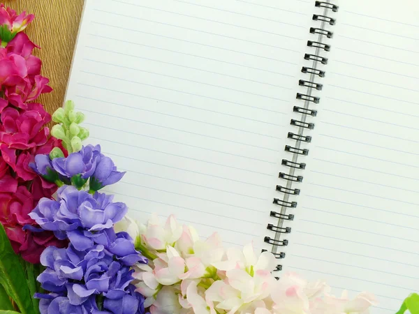 Diario de cuaderno en blanco con flor rosa sobre fondo de madera —  Fotos de Stock