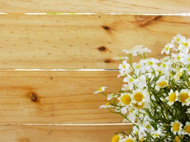 ahşap arka plan üzerinde yapay çiçek şube