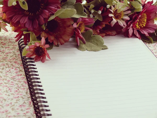 Tom anteckningsbok med blomma på träbord — Stockfoto