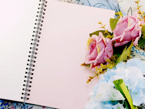 Prázdné notebook s kyticí květin vintage filtry pozadí — Stock fotografie