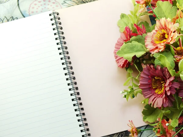 Prázdné notebook s kyticí květin vintage filtry pozadí — Stock fotografie