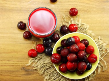 Kırmızı Erik ile mix meyve suyu üzerinde ahşap arka plan Üstten Görünüm